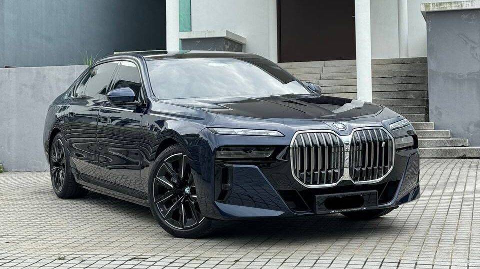 BMW i7